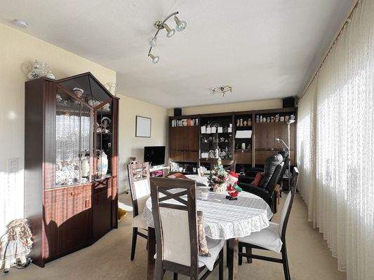 Blick vom Esszimmer zum Wohnzimmer