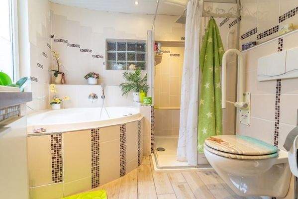 Bad mit Wanne, Dusche, Aussenfenster