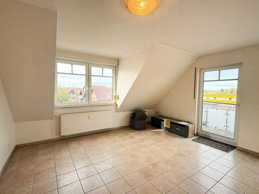 Wohnzimmer mit Zugang zum Balkon