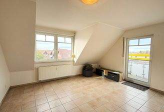 Wohnzimmer mit Zugang zum Balkon