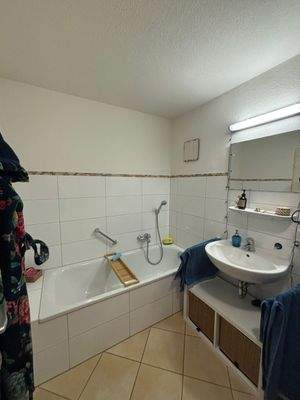 Helles Badezimmer mit Wanne