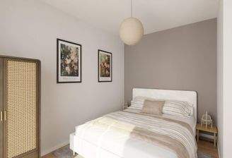 Ein gemütlicher Schlafbereich mit Blick zum Balkon