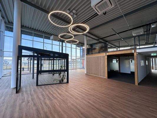 Ausstellungsfläche mit offenen Büro's