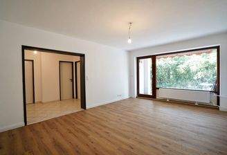 Wohnzimmer mit Zugang zur Terrasse