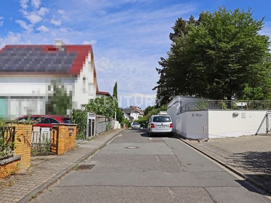 Straßensituation vor dem Haus