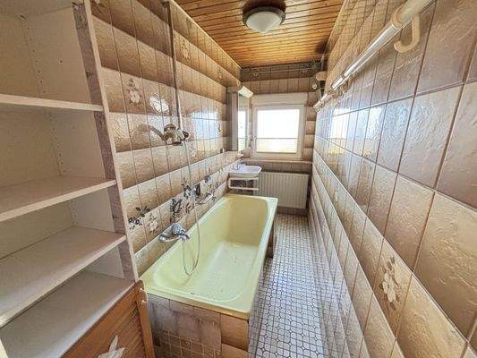 Das Badezimmer im Obergeschoss