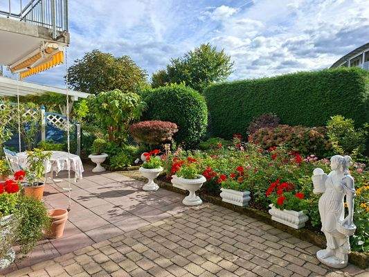 EG Südterrasse und gepfl. Gartenanlage.jpg