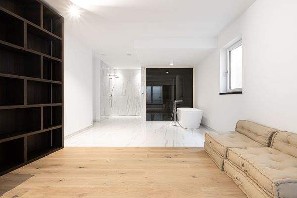 Einladendes Spa mit Lounge-Bereich