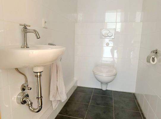 Separates Gäste-WC.