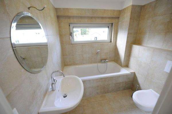 Tageslichtbad mit Wanne