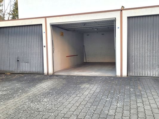 die Garage mit davor liegendem Stellplatz