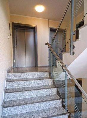 Treppenhaus mit Fahrstuhl.jpg