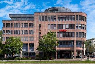 Blick auf das Geschäftshaus von der Heinrich-von-Stephan-Straße