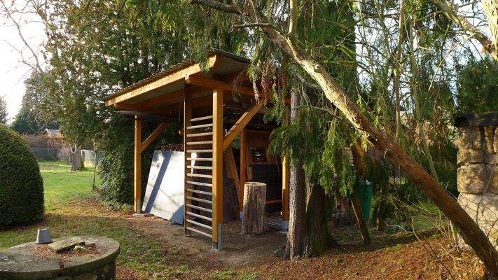 Unterstand, Schleppdach und Brunnen