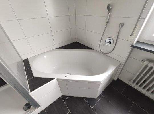 Bad mit Badewanne und Dusche Bild 2