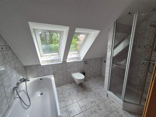 DG: Bad mit Wanne und Dusche
