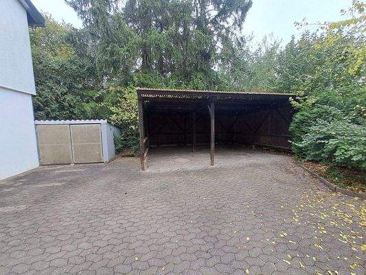 Hof mit Carport