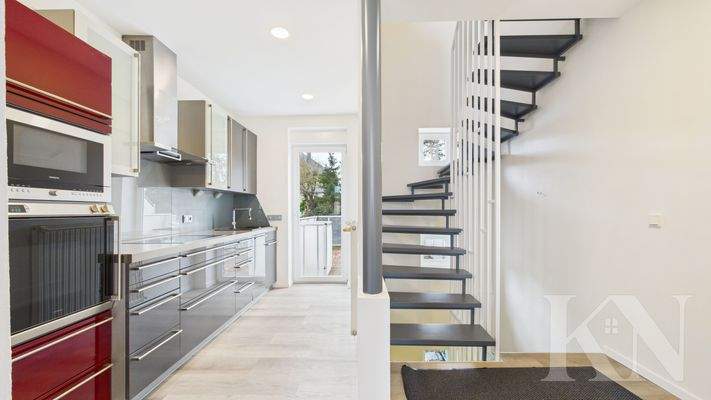 Blick in die Küche und ins Treppenhaus