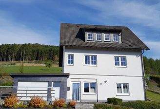 Mit Garage und Carport