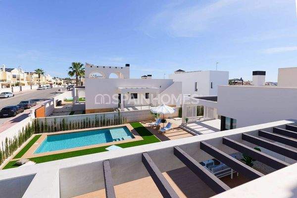 Detached 3-Bedroom Houses with Private Pools in Rojales