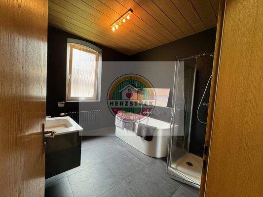 Bad mit Dusche und Wanne