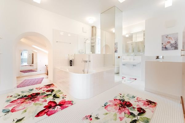 ... mit Bad en Suite samt Badewanne und Regendusche