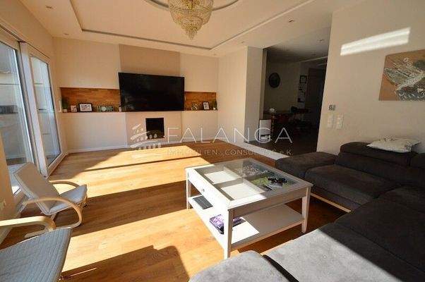 Lichtdurchflutetes Wohnzimmer