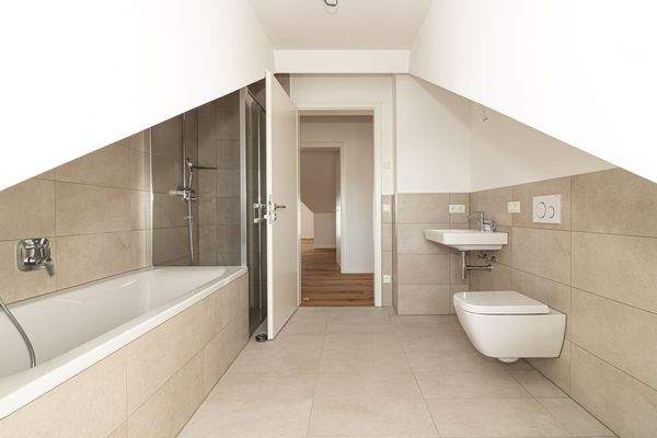 Bad 1 mit Dusche-Wanne & Fenster