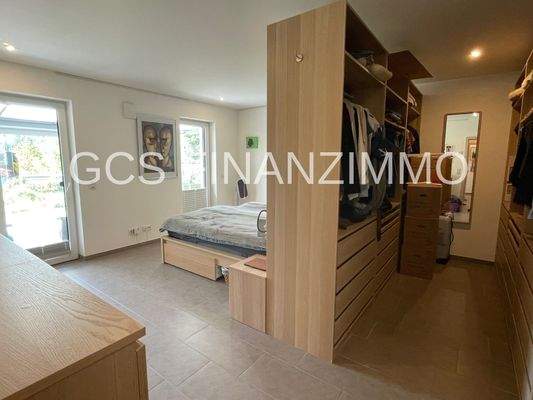 Schlafzimmer mit Ankleide UG