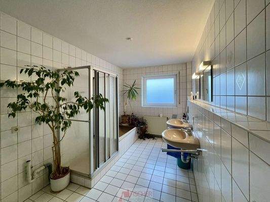 Bad mit Wanne und Dusche