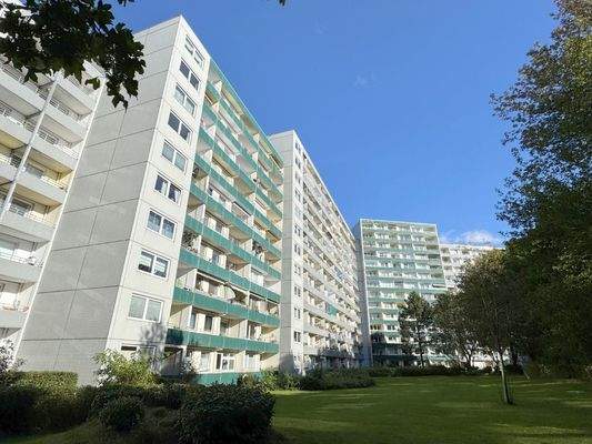 rückwärtige Ansicht mit Loggia und Grünfläche