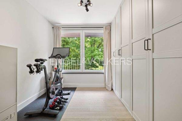 Arbeits- oder Sportzimmer und Ankleide