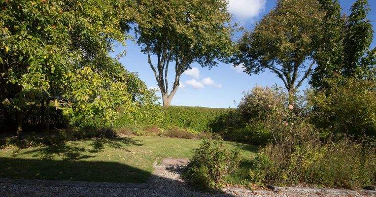 Gartenstück vor dem Haus