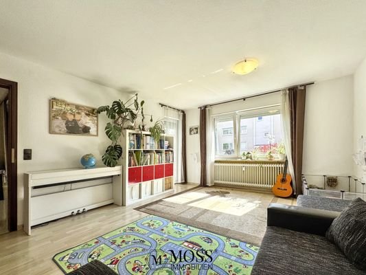 Wohnzimmer + Balkonausgang
