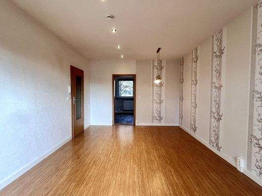 2025-3365-Wohnzimmer mit Platz für eine Essecke