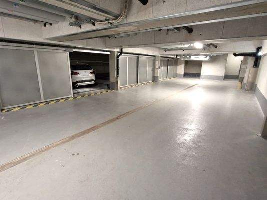 die bequem zu befahrende Tiefgarage