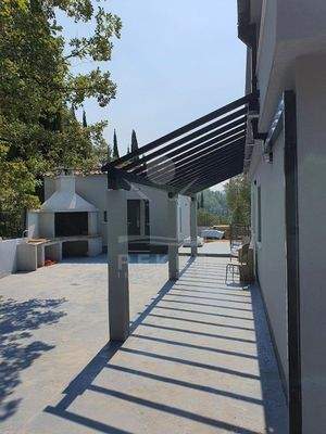 Ein mediterraner Steingrill schmückt die Terrasse