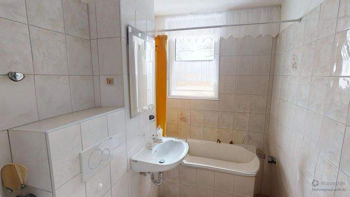 Modernisiertes Wannenbad mit Fenster