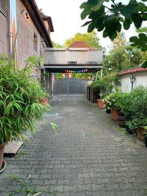 geschlossener Hof mit Tor und Terrasse zur Wohnung 1.OG