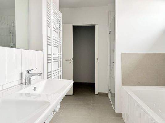 Tageslichtbad mit Wanne