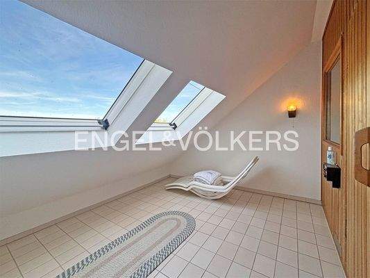 Wellnessbereich mit Sauna im Dachgeschoss