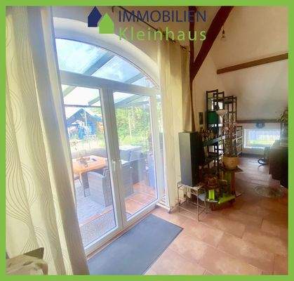 Offene Galerie, Wohnzimmer mit Kamin und Zugang zum Sommergarten