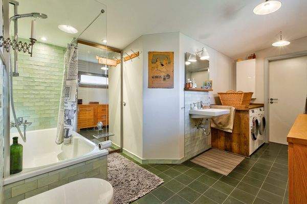 Wannenbad mit Waschmaschinenanschluss