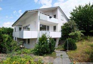 Hausansicht und Garten