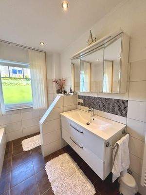 Vollbad mit Badewanne und ebenerdiger Dusche