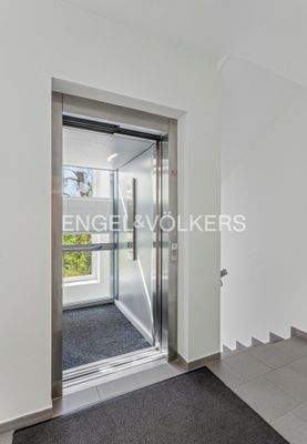 EV - Fahrstuhl im Hausflur