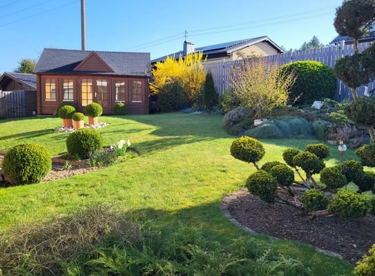 Garten mit Blick auf Gartenhaus und Werkstatt