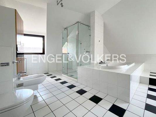 Tageslichtbad mit Wanne und Dusche