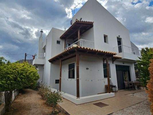 Kreta, Chersonisos: Große Villa am Dorfrand zu verkaufen