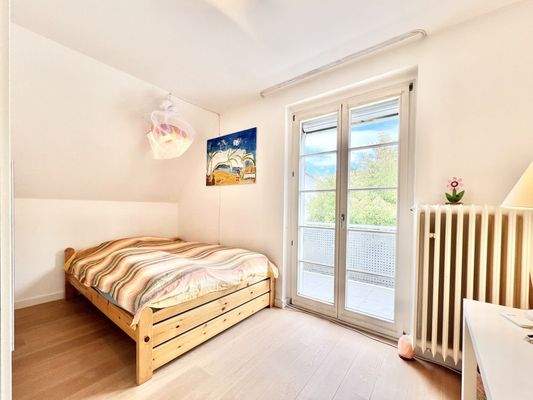 Kinderzimmer mit Zugang zum Balkon + Einbauschrank